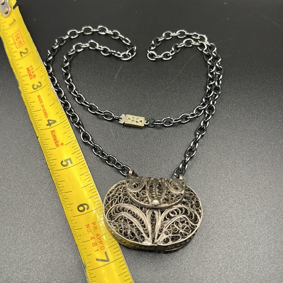 Adorable vintage filigree purse necklace - Picture 2 of 7